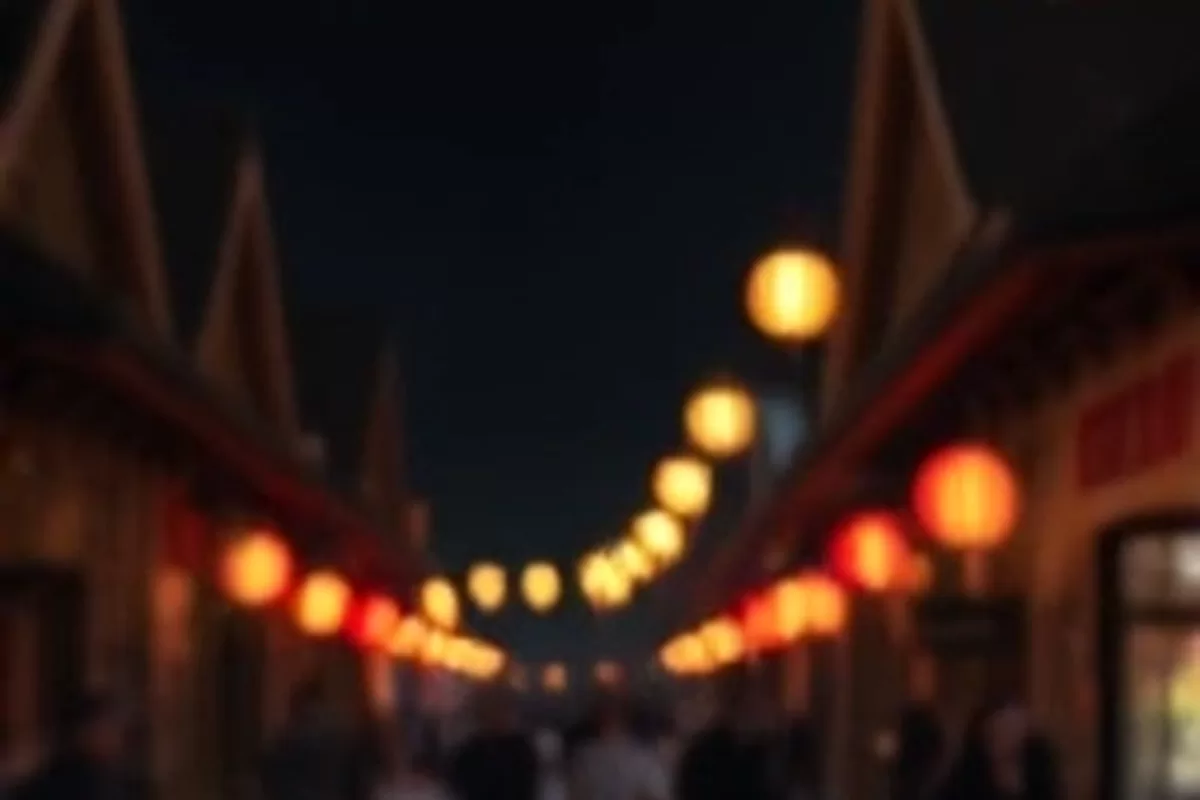 蜜桃电影首屏主推影片《雾港来信》的雾夜港口与灯塔画面